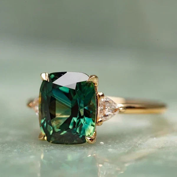 Goldring mit grünem Edelstein im Vintage-Stil