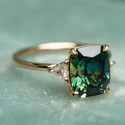 Goldring mit grünem Edelstein im Vintage-Stil