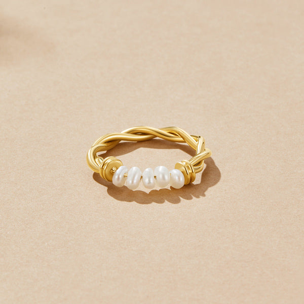 Clarina – Gedrehter Ring mit Süßwasserperlen