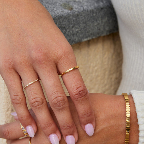 Vera – Feiner Goldring mit Struktur