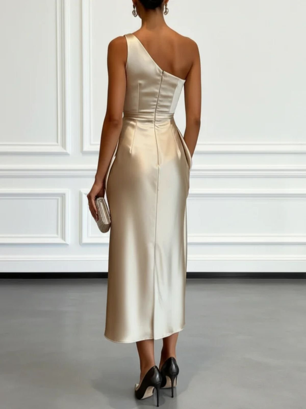 Caille - ärmelloses Satin-Midikleid in Champagner mit Rüschen, einseitig schulterfrei