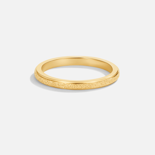 Amelia – Klassischer Goldring mit Struktur