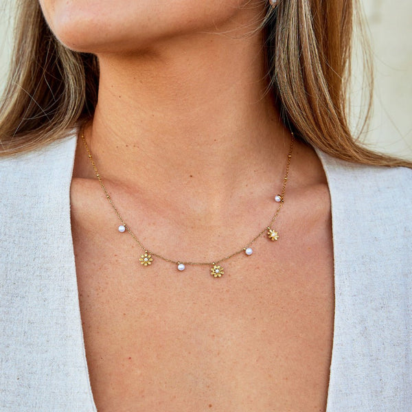 Antonia - Herbstblumen und Perlenkette