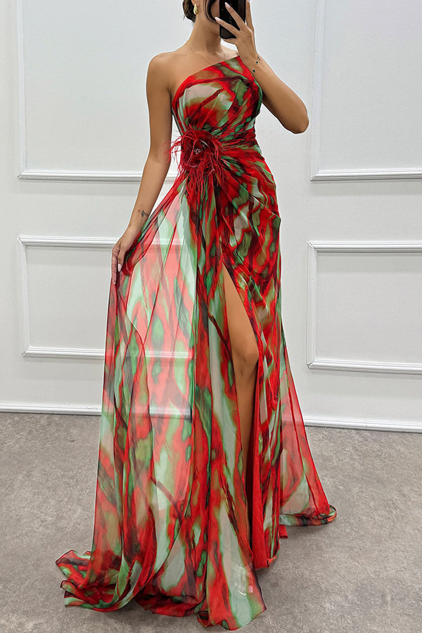 Claudia - schulterfreies plissiertes Maxikleid mit Aquarell-Print, Federn und Schlitz