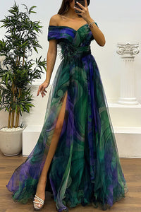 Jinnie - schulterfreies plissiertes Tüll-Maxikleid mit Federdetails und Schlitz
