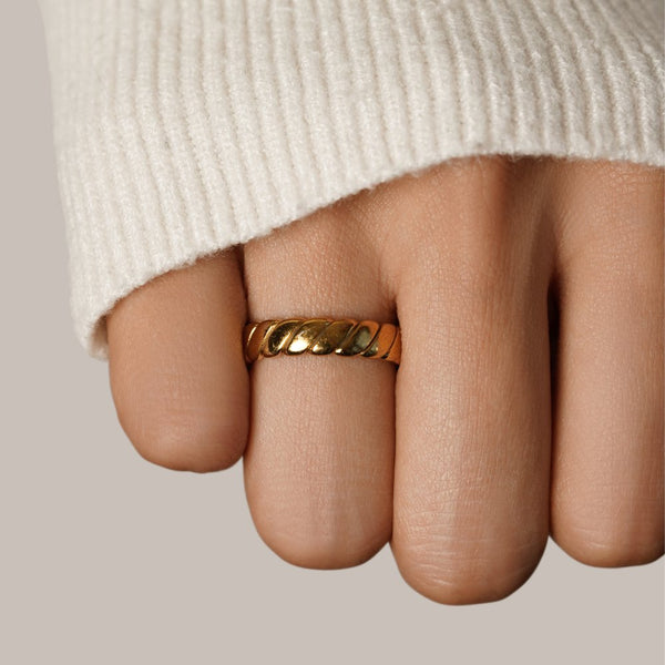 Calira – Gedrehter Goldring im Infinity-Stil