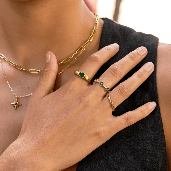 Embera – Goldring mit grünem Kristall