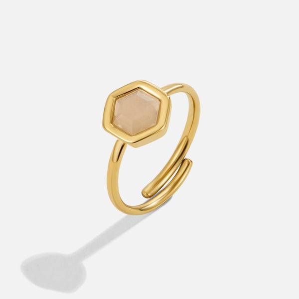 Emilia – Goldring mit sechseckigem Stein