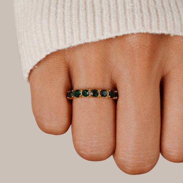 Emera – Eternity Ring mit grünen Kristallen