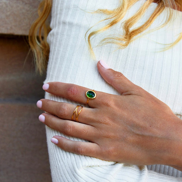 Elena – Goldring mit grünem Kristall