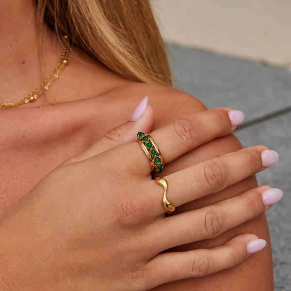 Elara – Ring mit grünen Kristallen im Eternity-Design
