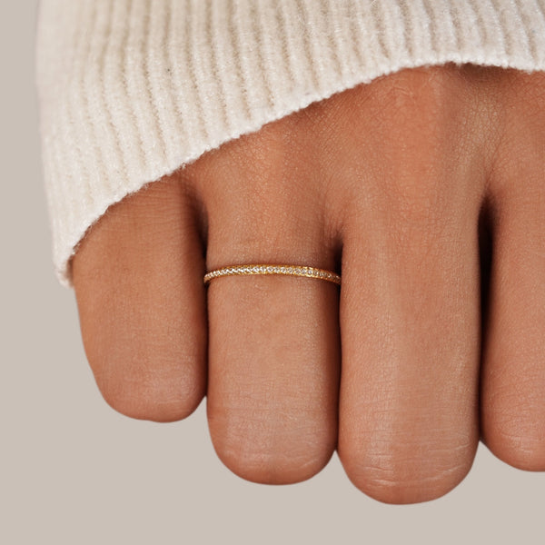 Eterna – Feiner Eternity Ring mit Kristallen