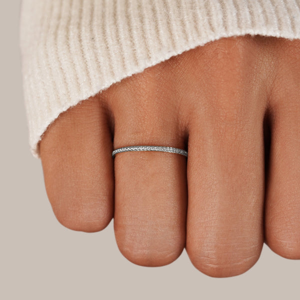 Eterna – Feiner Silberring mit Kristallreihe