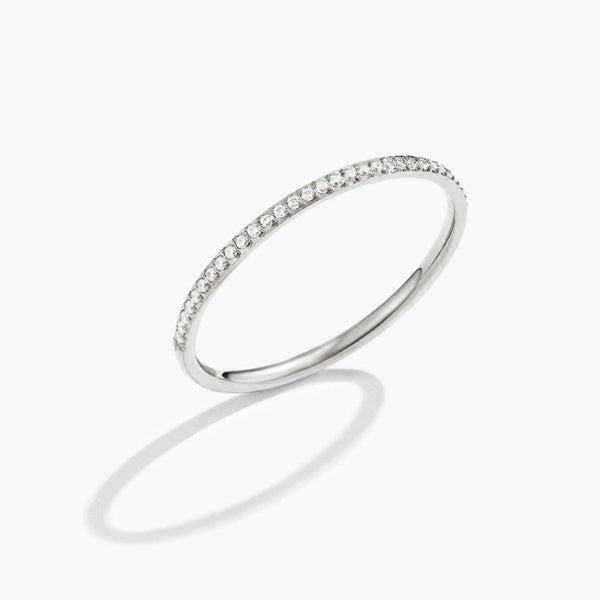 Eterna – Feiner Silberring mit Kristallreihe