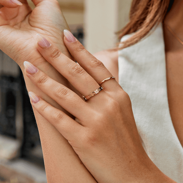 Amora – Goldring mit Gravur und Kristall