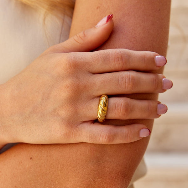 Corina – Goldring im Croissant-Design