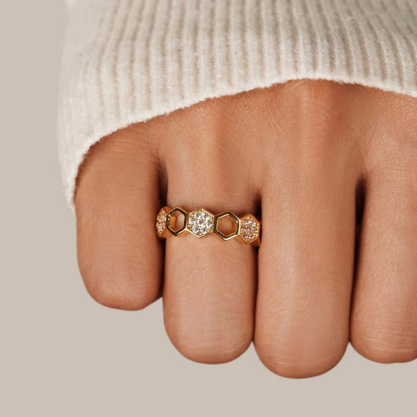 Melina – Goldring im Waben-Design