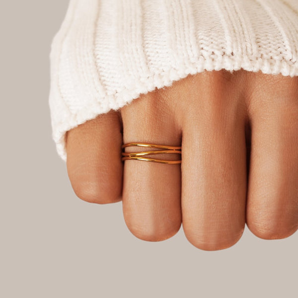 Inaya – Mehrreihiger Goldring im Infinity-Design