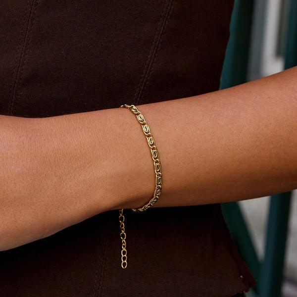 Lotta - Armband aus goldener Gliederkette mit Wirbelmuster