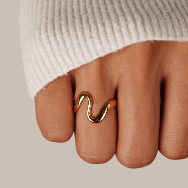 Viona – Goldring im geschwungenen Wellenstil