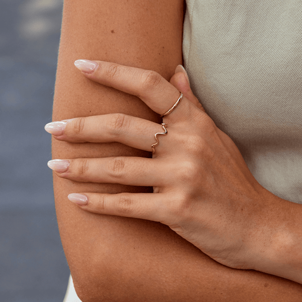 Zoe – Minimalistischer Goldring in Wellenform