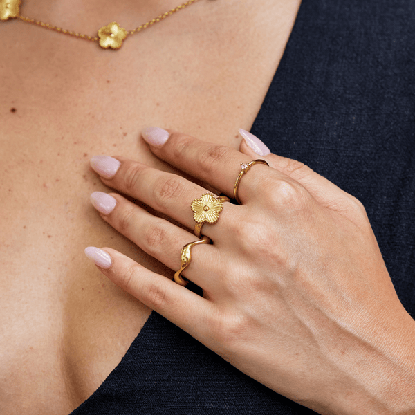 Clovera – Goldring mit Kleeblattdesign