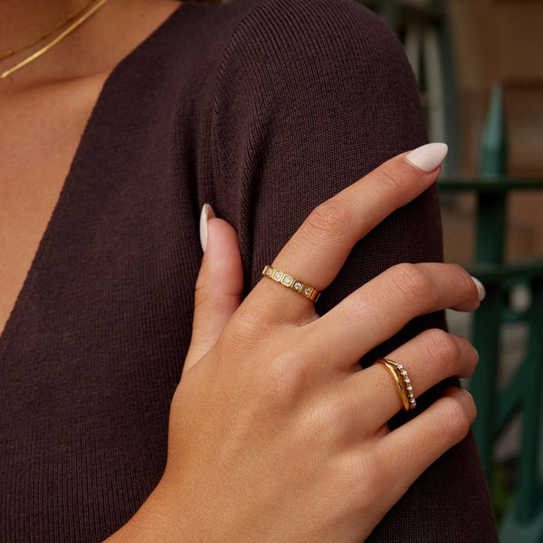 Hera – Goldring mit geometrischen Kristallen