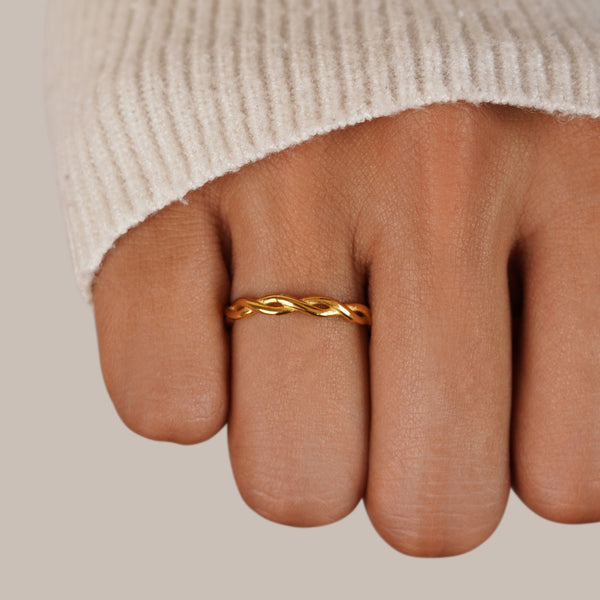 Inara – Gedrehter Goldring im Infinity-Stil