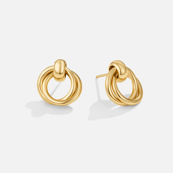 Juni - Goldene Ohrstecker