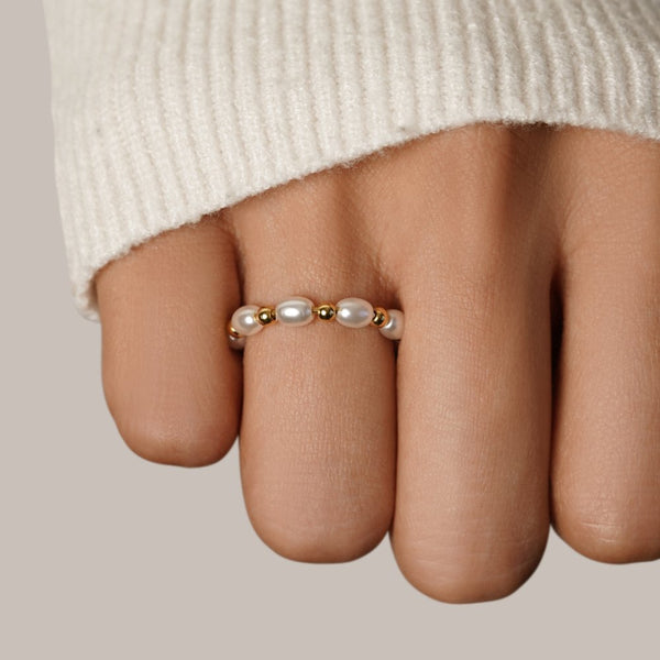 Kaia – Perlenring im Mini-Design