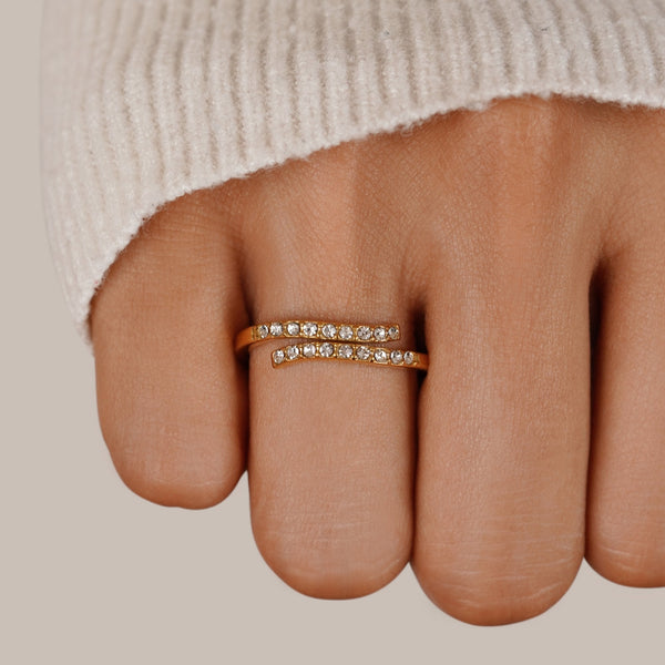 Elara – Mehrreihiger Goldring mit Kristallen
