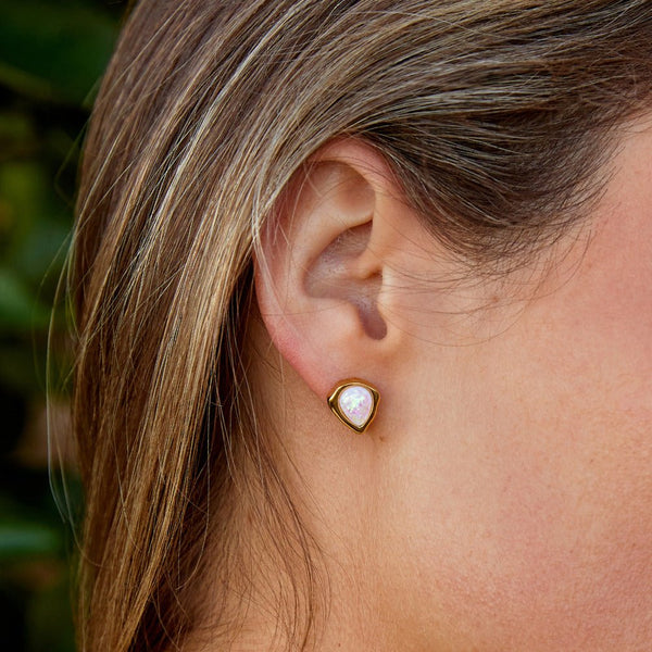 Lily - Goldene Ohrstecker mit Opal
