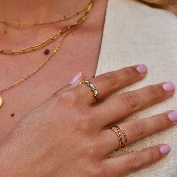 Luxa – Goldring mit Kristallbesatz