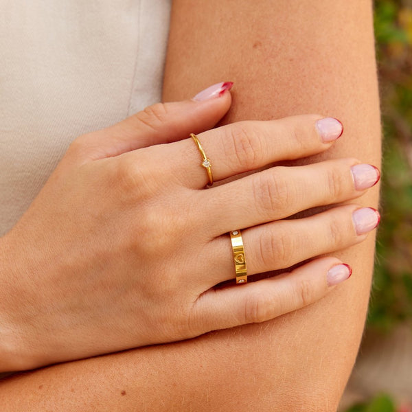 Mari – Goldring mit Herzgravur