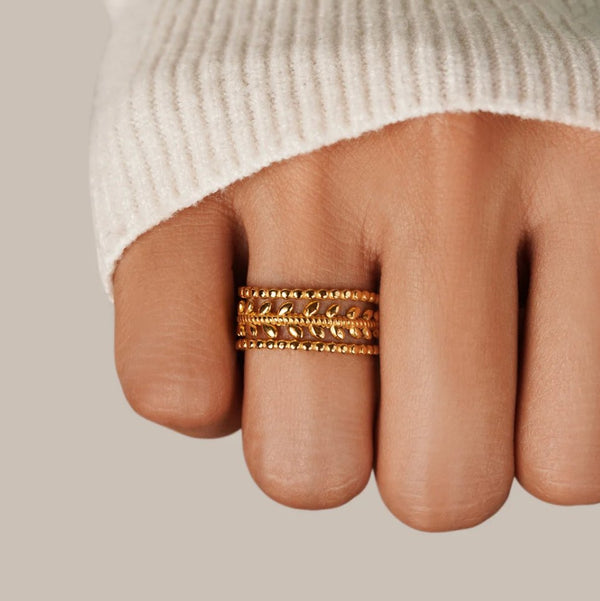 Larina – Mehrreihiger Goldring mit Blattmotiv