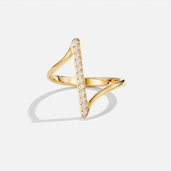 Mila – Gedrehter Goldring mit Kristalllinie