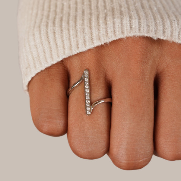 Mila – Gedrehter Silberring mit Kristalllinie