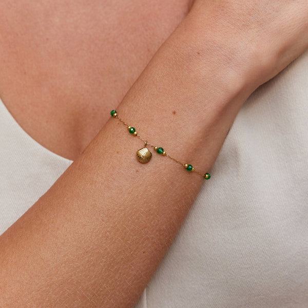 Nerissa - Armband aus goldener Muschel und grünen Perlen