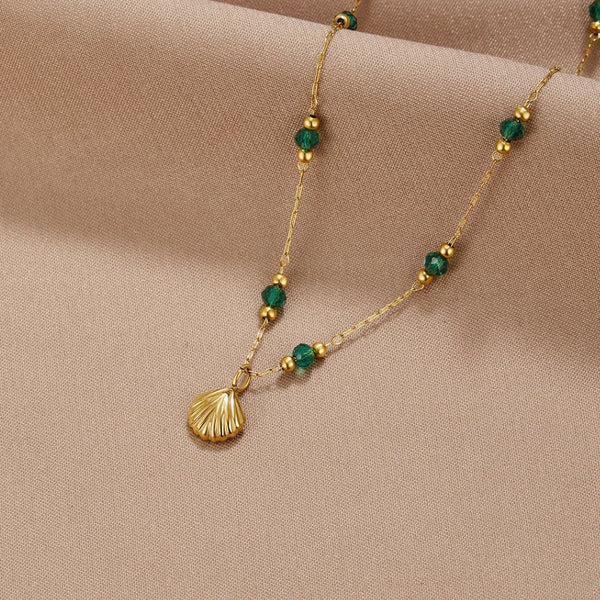 Darina - Halskette aus Goldmuscheln und grünen Perlen