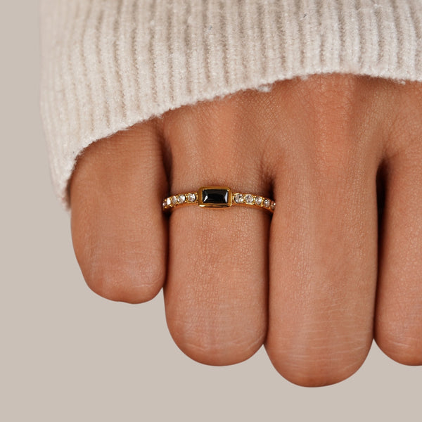Onya – Goldring mit schwarzem Kristall
