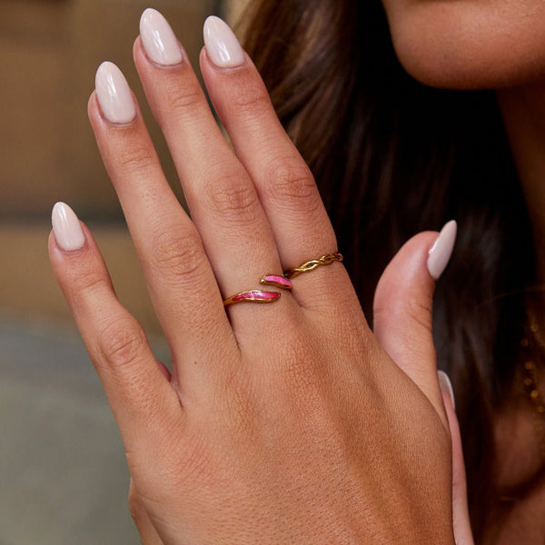 Blanca – Offener Goldring mit rosa Emaille