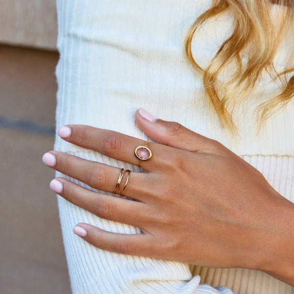 Rosalie – Goldring mit rosa Kristall