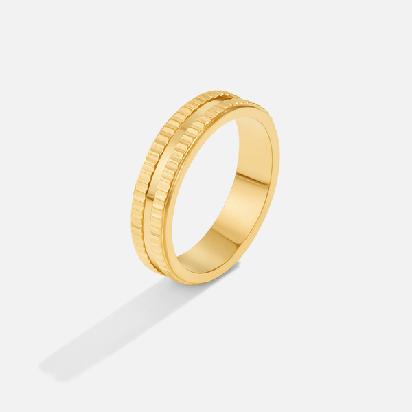 Rina – Klassischer Goldring mit Struktur