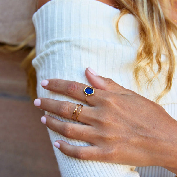 Sofia – Goldring mit blauem Saphirstein