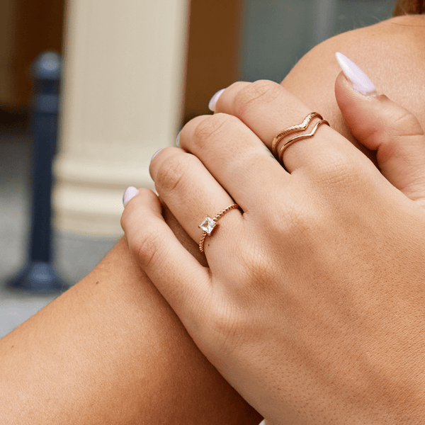 Sofia – Gedrehter Ring mit Kristall