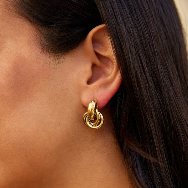 Sofia – Knoten Ohrstecker in Gold