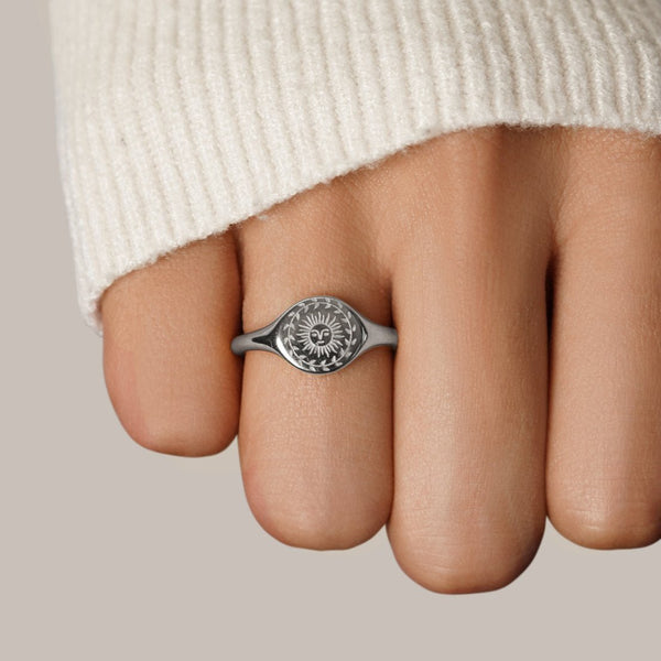 Solara – Silberner Siegelring mit Sonnendesign