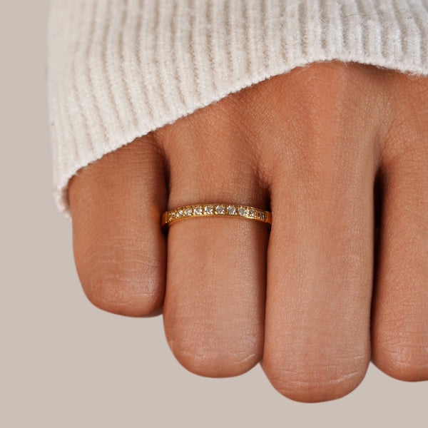 Timelessa – Klassischer Eternity Ring mit Kristallen