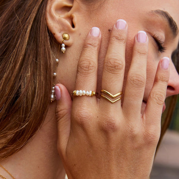 Clarina – Gedrehter Ring mit Süßwasserperlen