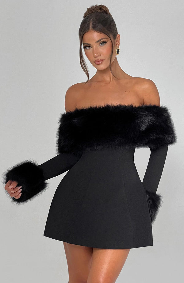Venyra™ - schulterfreies Minikleid mit Fellärmeln